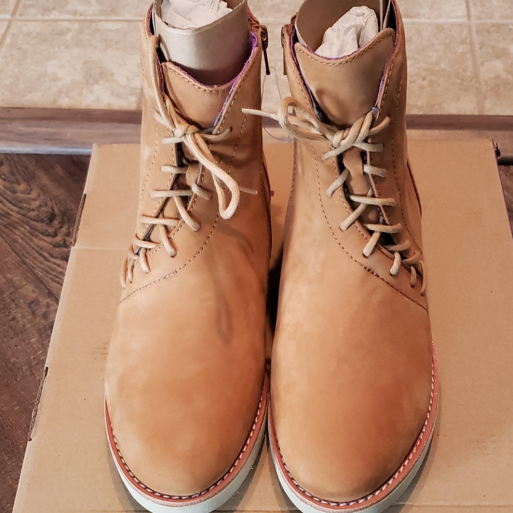 NWT Bionica Corcet II ankle boots
